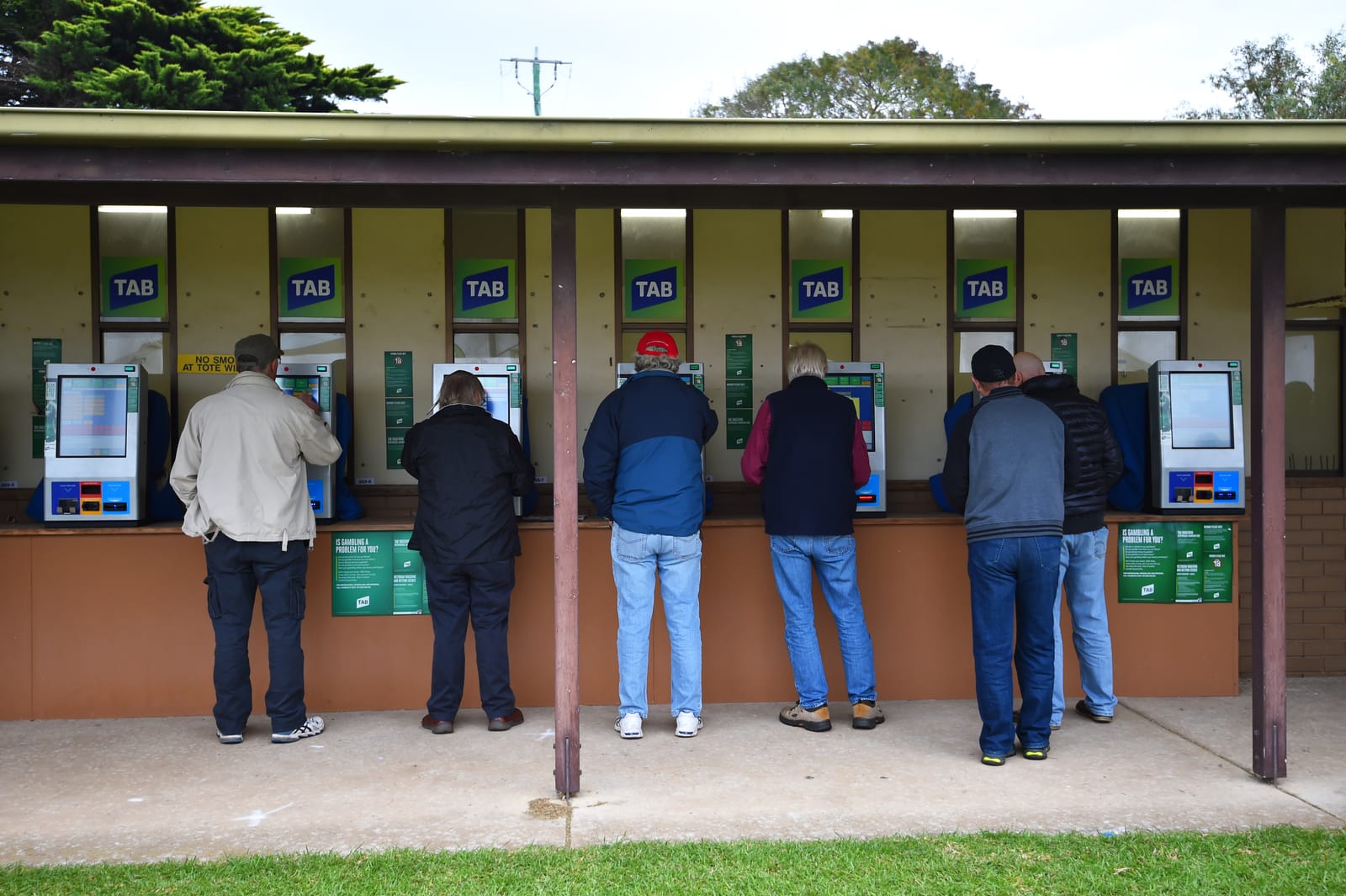 In-venue cash betting facing ban in Victoria